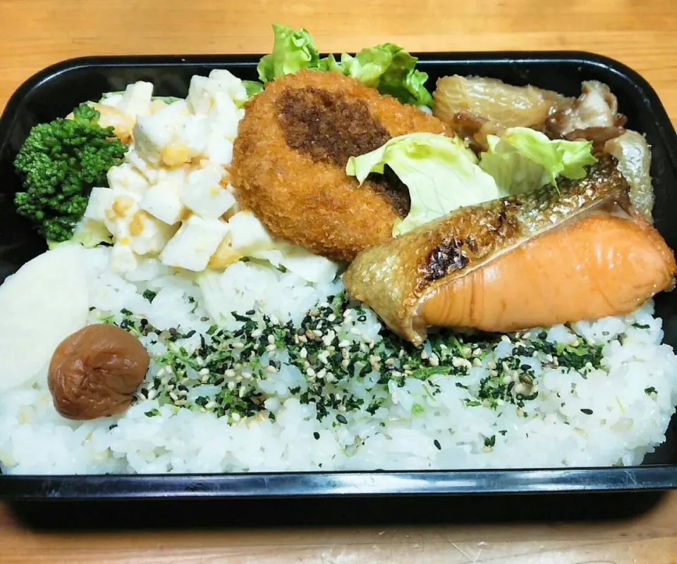 Snapdishの料理写真:旦那夜勤弁当🍱
  くしゅくしゅサラダ、鮭弁|miimiさん