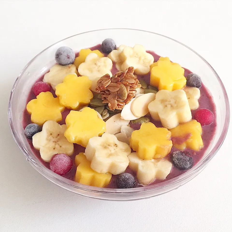 Acai berry bowl topped with mango, banana, pumpkin seeds, almond flakes and homemade granola bar|12Dragonさん