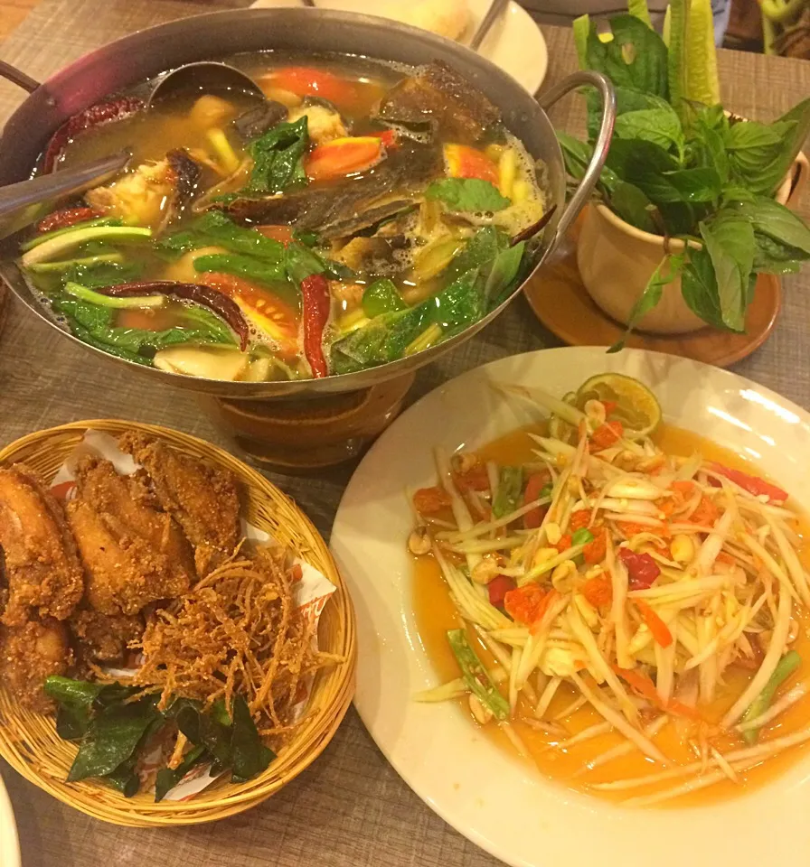 ส้มตำ ต้มโคล้ง ไก่ทอด Somtam Tomklong and Fried Chicken with Herb|SaSaさん