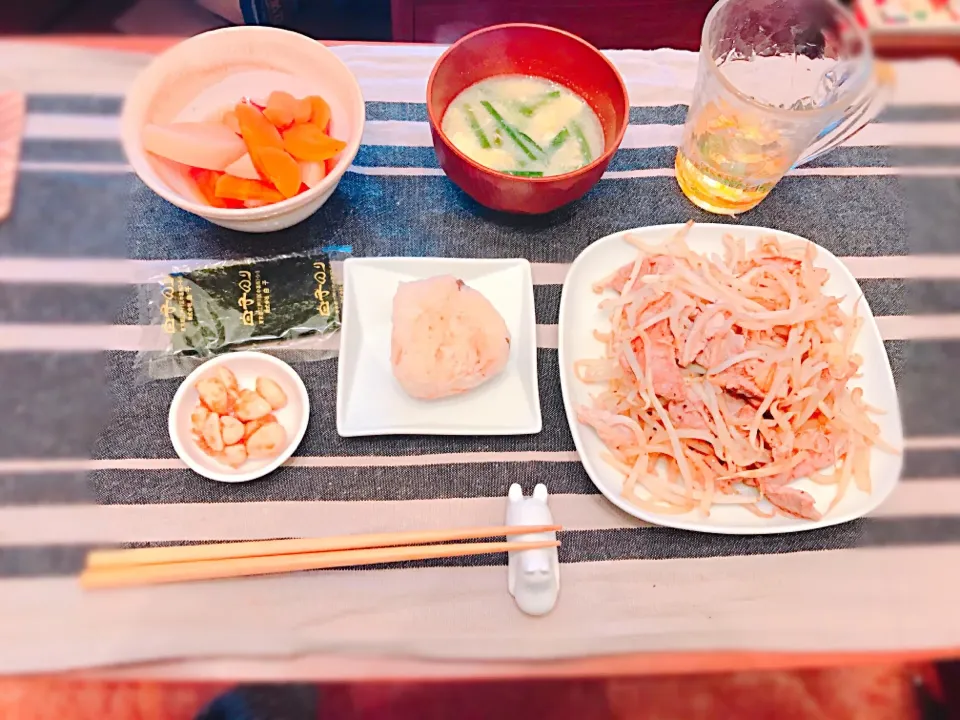 Snapdishの料理写真:＊桜海老の炊き込みご飯＊もやしと豚肉の炒めもの＊ニラと卵の味噌汁＊大根とタコの煮物＊梅にんにく|みじんこさん