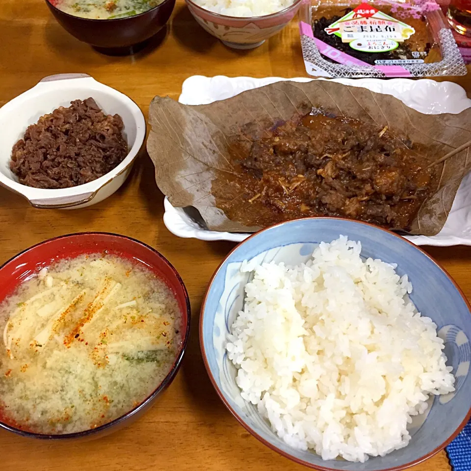 朴葉味噌と肉炒め、エノキとシメジとワカメの味噌汁*\(^o^)/*|すかラインさん