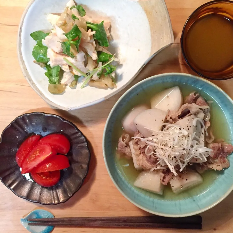 Snapdishの料理写真:里芋と牛肉の煮物、蒸し鶏搾菜三つ葉の和え物、トマトサラダ|maruruさん