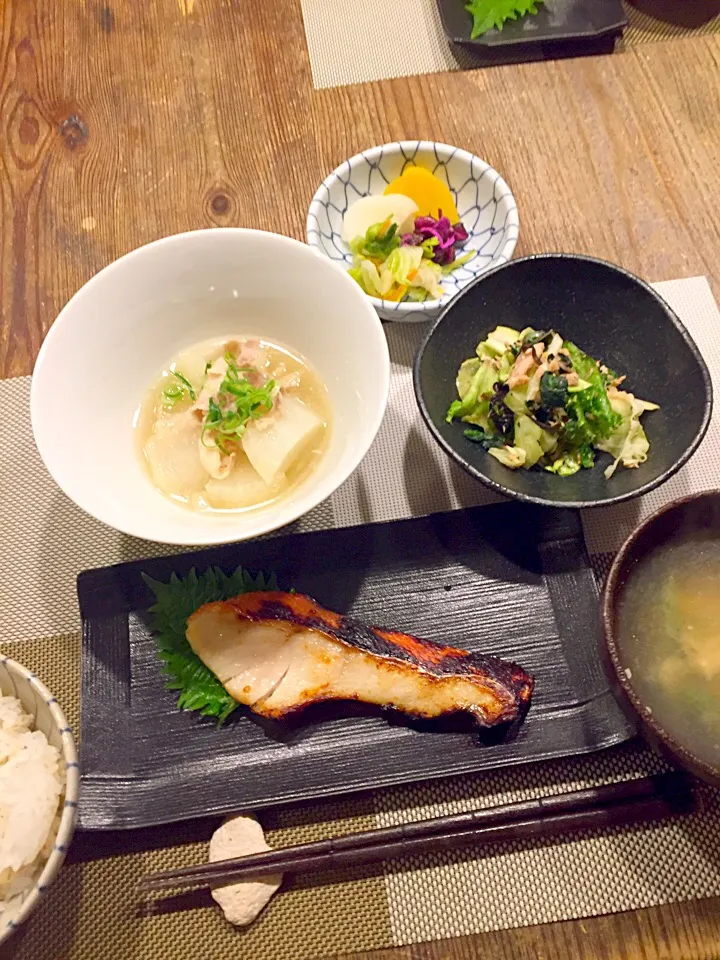 今日は、ヘルシー和食🍚🐟
金目鯛の西京焼き、豚バラ大根、キャベツとほうれん草、ベビーレタスの塩昆布ツナサラダ🍃お漬物、オクラと油揚げのお味噌汁💛|まみりんごさん