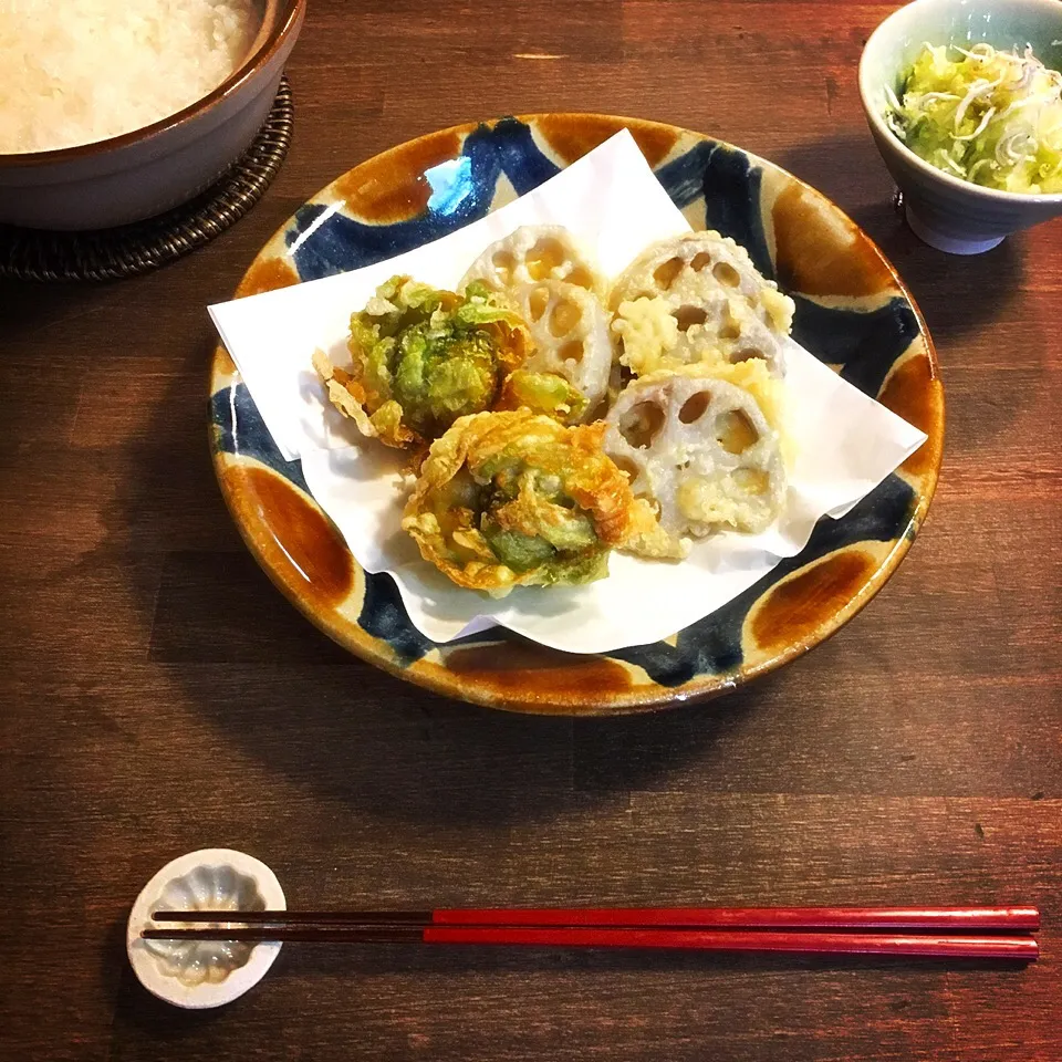 Snapdishの料理写真:お昼ごはん。ふきのとうとれんこんの天ぷら。しらすおろし。土鍋ごはん。|yukko7740さん