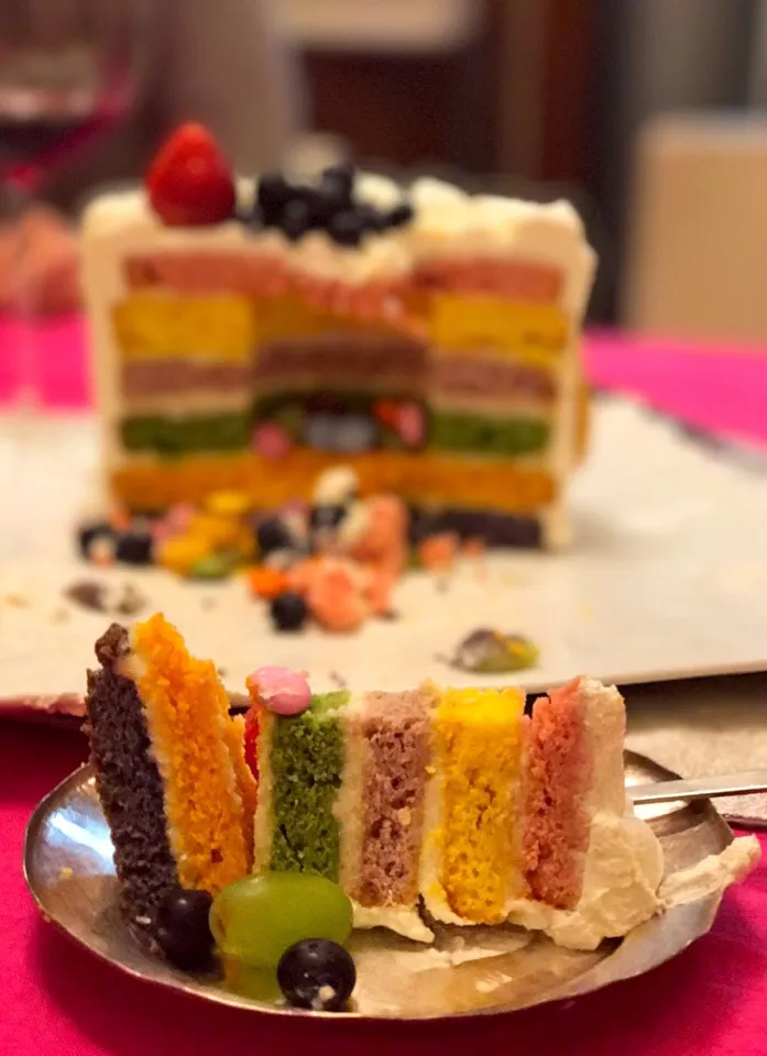 Snapdishの料理写真:サプライズケーキ🎂 切ると中がサプライズ！レインボー🍰|KyokoKさん