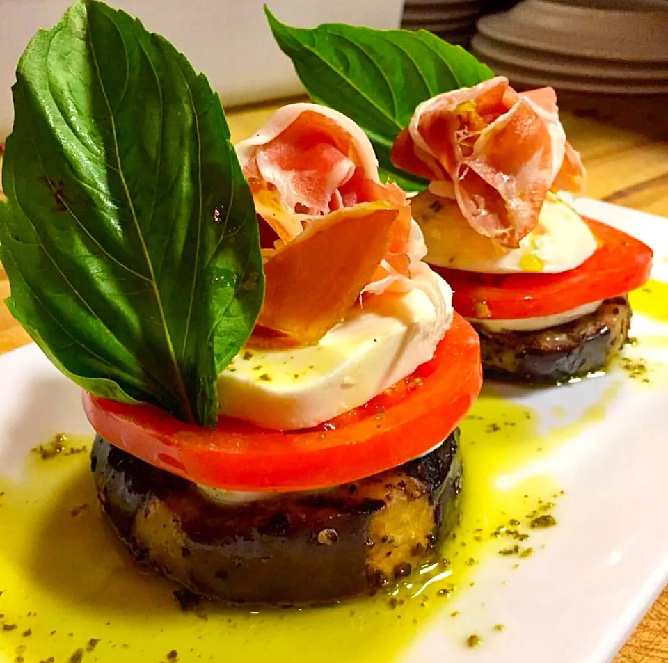 Snapdishの料理写真:Seared eggplant, tomato, mozzarella, prosciutto, basil leaf,& EVOO|🌺IAnneさん