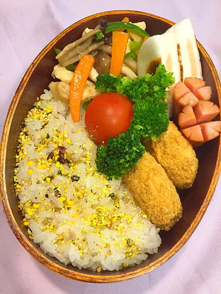 Snapdishの料理写真:パパたろ弁当

ふりかけごはん
明太はんぺん
ピリ辛ソーセージ
かぼちゃコロッケ
鶏肉 しめじ 人参 ピーマンの中華炒め
ミニトマト
ブロッコリー|ひななぎさん