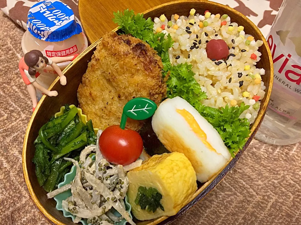 玄米ご飯&コーンクリームコロッケ&ほうれん草巻きだし巻き玉子&磯辺はんぺんチーズ&春菊の辛子和え&とんぶりとゴボウのサラダ&わさび菜&プチトマトのダーリンお弁当♪

#弁当 #フチ子 #愛方の体調酷くなる…|桃実さん