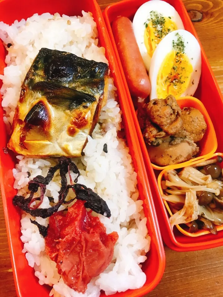 今日のお弁当#きのこのおかか煮 #あらびきウィンナー #焼き塩サバ #自家製梅干し #茹でタマゴ バジル塩#ホタテのこっこ胡麻煮|料理家めーらさん