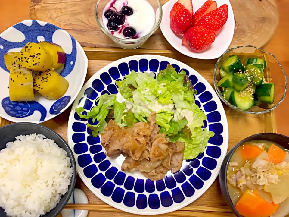 〜生姜焼き定食みたいな夜ごはんを作ったよ♪〜 #夕食 #生姜焼き #豚汁 #大学いも #きゅうりの浅漬け #ヨーグルト #いちご|☆*yuko's kitchen*☆さん