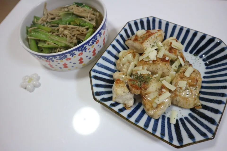 Snapdishの料理写真:鶏肉のチーズ焼き🍕
小松菜とエノキのおひたし|ゆいさん