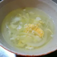 茹でた鶏のだしを使った卵と玉ねぎのスープ|mami_pitschiさん