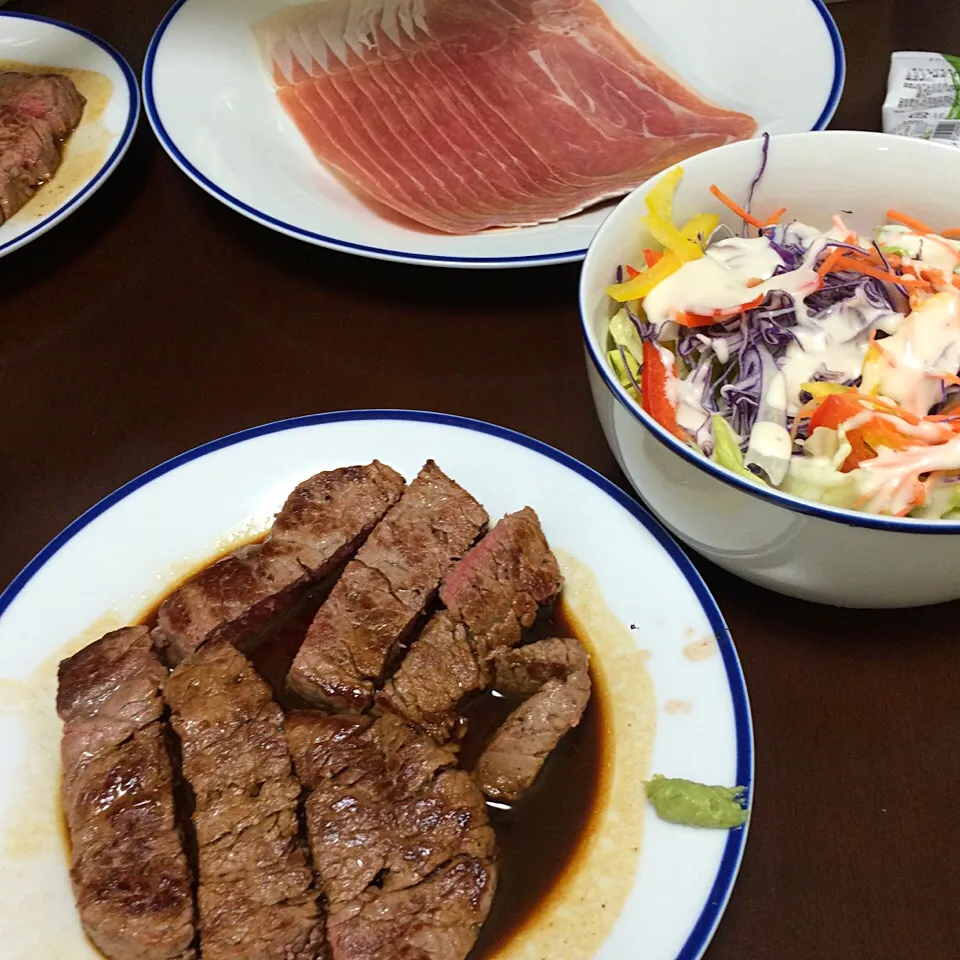 コストコdinner♡2017/02/21

❁プライムビーフ フィレステーキ
❀シーザーサラダ
✿生ハム|ちび太さん