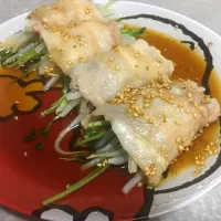 Snapdishの料理写真:豆苗ともやしの豚肉ロール|とみさん