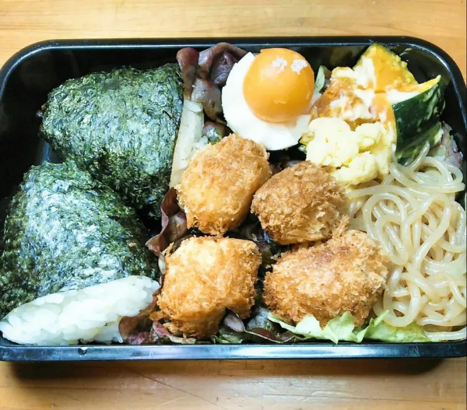 Snapdishの料理写真:旦那夜勤弁当🍱
    おにぎり🍙糸こんきんぴら|miimiさん