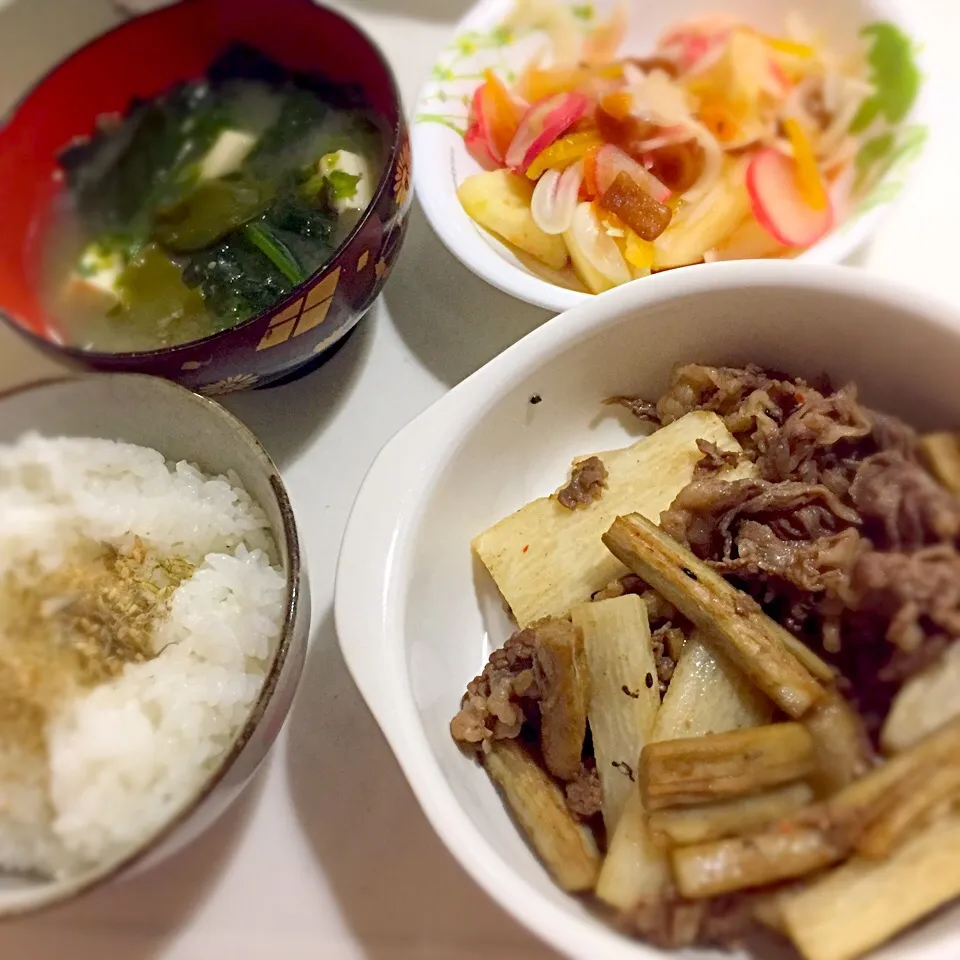 夕食:昆布ふりかけご飯、緑たっぷり豆腐味噌汁、レディースサラダ酢物、ゴボウ牛肉|ゆんみさん