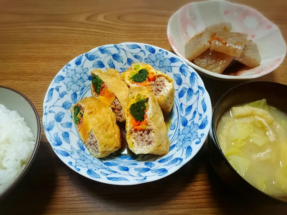 Snapdishの料理写真:・お揚げさんの含め煮
・蒟蒻ステーキ
・キャベツと薄揚げの味噌汁|ようかんさん