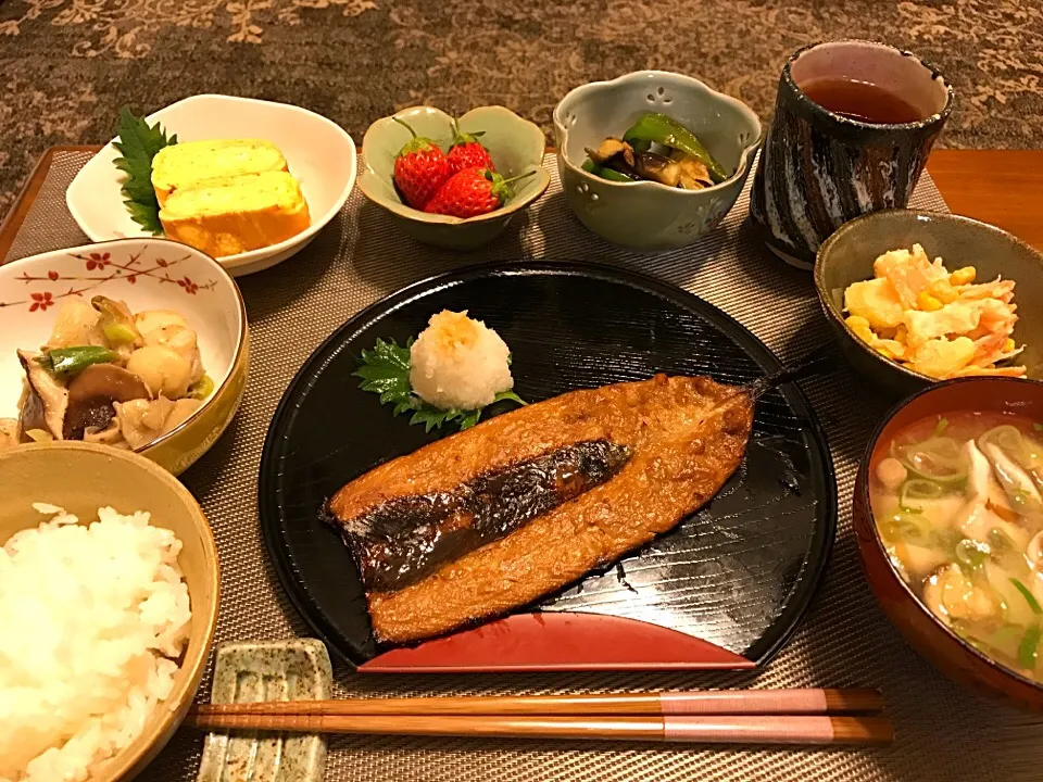 今日の晩ご飯💕
#さんまの開き
#鶏肉と椎茸のレモン塩焼き
#出汁巻たまご
#なすとピーマンの揚げ浸し
#ポテトサラダ
#椎茸と大根のお味噌汁
#いちご|あいさん