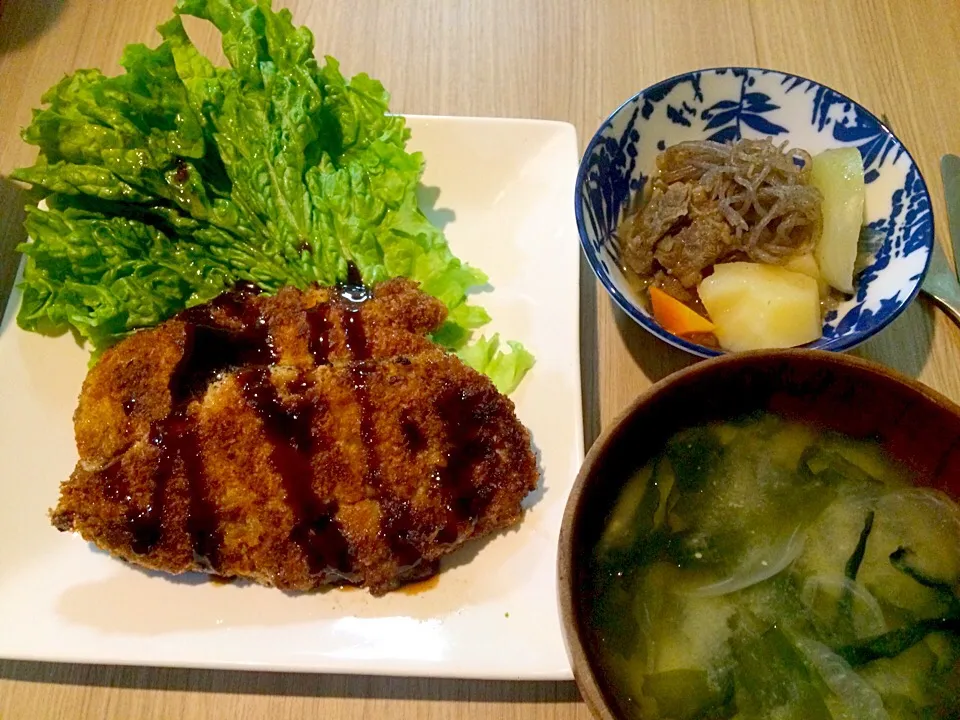 夜ゴハン チーズ豚カツ、わかめのお味噌汁、塩肉じゃが|きむらゆりかさん