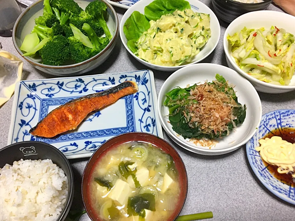 もち麦飯、魚、チーズ豆苗ポテサラ、ブロッコリー、ちぢみホウレンソウ、豆腐ネギわかめ味噌汁、白菜漬物|ms903さん