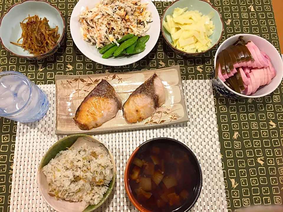 鰤の塩焼きとうどのキンピラ、うどの酢味噌あえ|amiさん