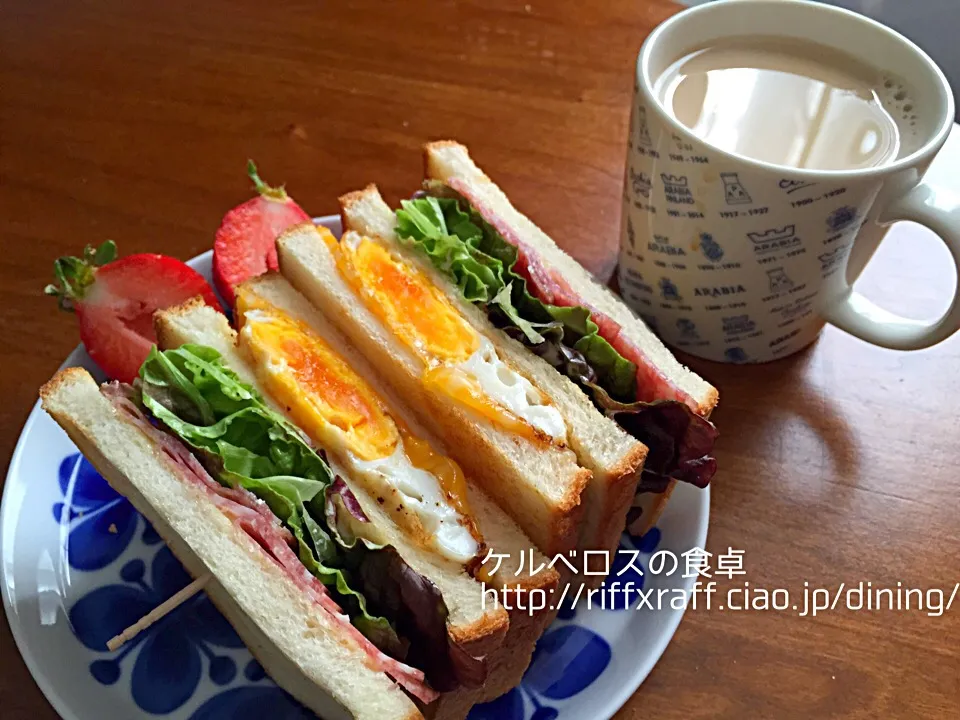 目玉焼きとソフトサラミのクラブハウスサンド|門乃ケルコさん