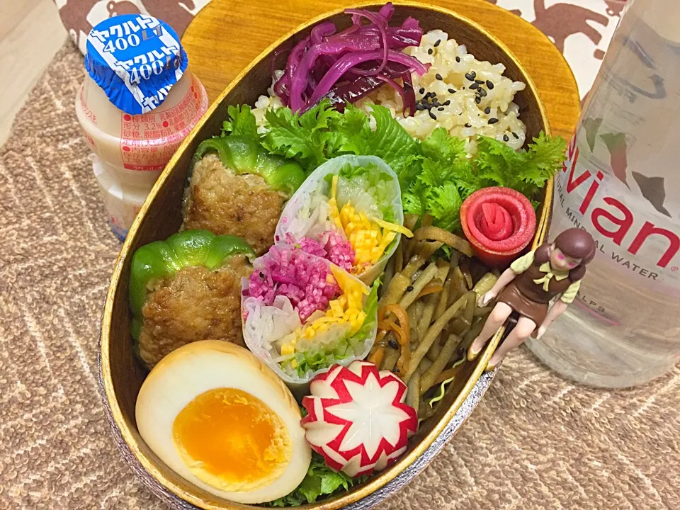 Snapdishの料理写真:玄米ご飯&ピーマンの肉詰め&自家製半熟燻たま&野菜生春巻き&きんぴらごぼう&紅芯大根の甘酢漬け&しばワカメ&飾り切りラディッシュ&わさび菜のダーリンお弁当♪

#弁当 #フチ子 #燻たま入れたけど開ける時怖いよね|桃実さん