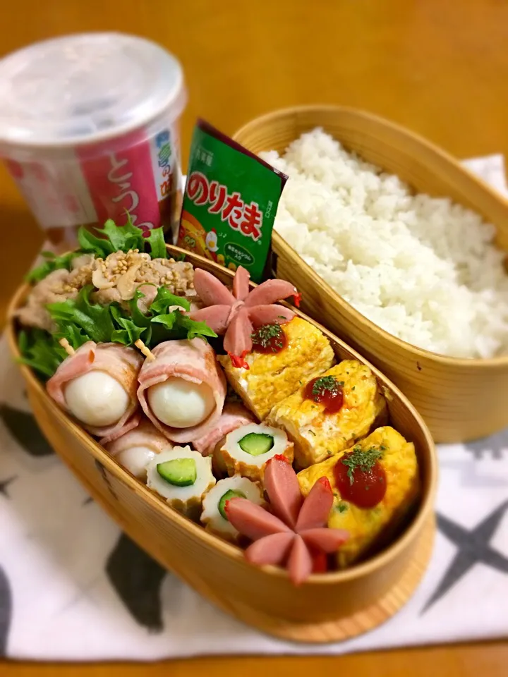 Snapdishの料理写真:息子君弁当🎶
豚の生姜焼き
うずらベーコン
ネギ入り玉子焼き
キューちく
ウイン|BooBooさん