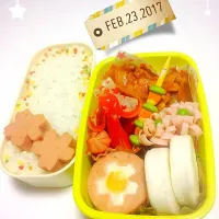 Snapdishの料理写真:お花お弁当♪ごはんに おかか サンドしてみました♪|ともさん