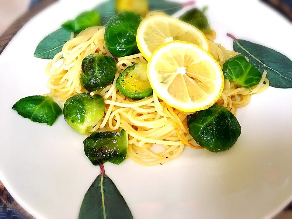 Snapdishの料理写真:芽キャベツのレモンパスタ🍋🍋🍋|ともちゃんさん