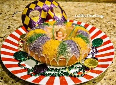 King's Cake  ニューオリンズでは来週28日はマルディグラ。この甘いパンをいただきます。中にはアーモンドペーストがたっぷり。カラフルな由来についてはブログで説明しています。#クッキングラム #recipe #fiidies #アメリカ料理|Little Darlingさん