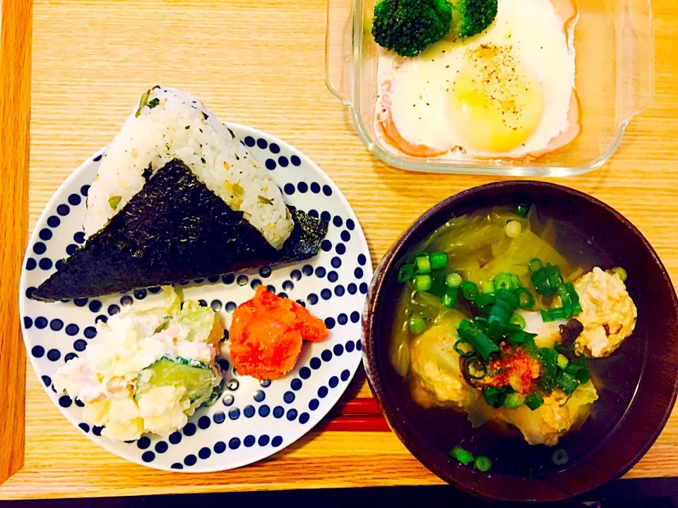 Snapdishの料理写真:…とある日の朝ごはん🍳
（ハムエッグ🐣、ポテトサラダ、おにぎり🍙、明太子、鶏団子と白菜のあっさりスープ）|Tinaさん