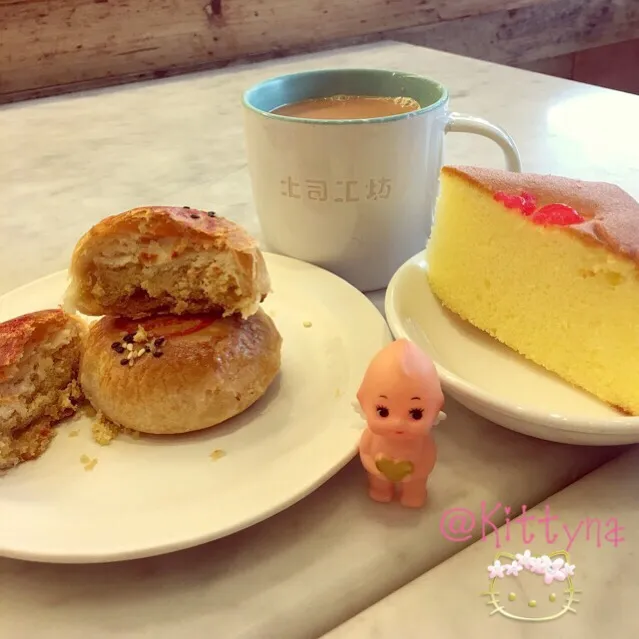 Snapdishの料理写真:Milk Tea 
Butter cake
Yuan Yang Tau Sar Piah 👍🏻|🎀Kittyna🌸さん