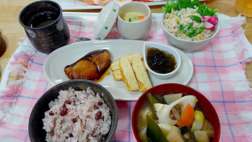 Snapdishの料理写真:おもてなし
・赤飯
・宝刀汁
・ぶりの照り焼き
・だし巻き玉子
・もずく
・雪花菜サラダ
・茶碗蒸し|あぁちゃんさん