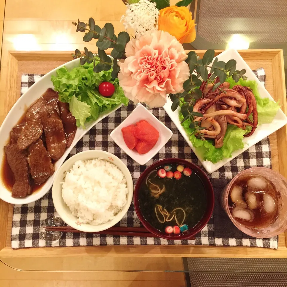 Snapdishの料理写真:2/23❤︎娘の晩ごはん❤︎
・黒毛和牛のカルビ焼肉&サラダ
・烏賊の炙り焼き
・辛子明太子
・あおさ海苔のお味噌汁
・ごはん|Makinsさん