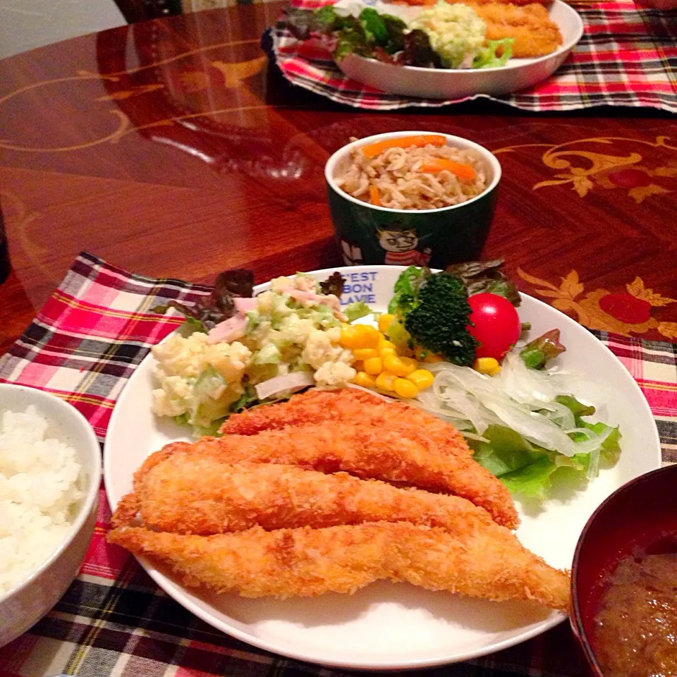 今日の晩御飯(๑´ڡ`๑)
チキンカツ
ご飯
サラダ
大根切り干し
ワカメとお揚げの味噌汁|ちゃたままさん