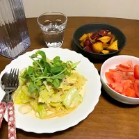 Snapdishの料理写真:🍴キャベツとシーフードのクリームパスタ
🍴トマトサラダ
🍴大学芋|ひかりさん