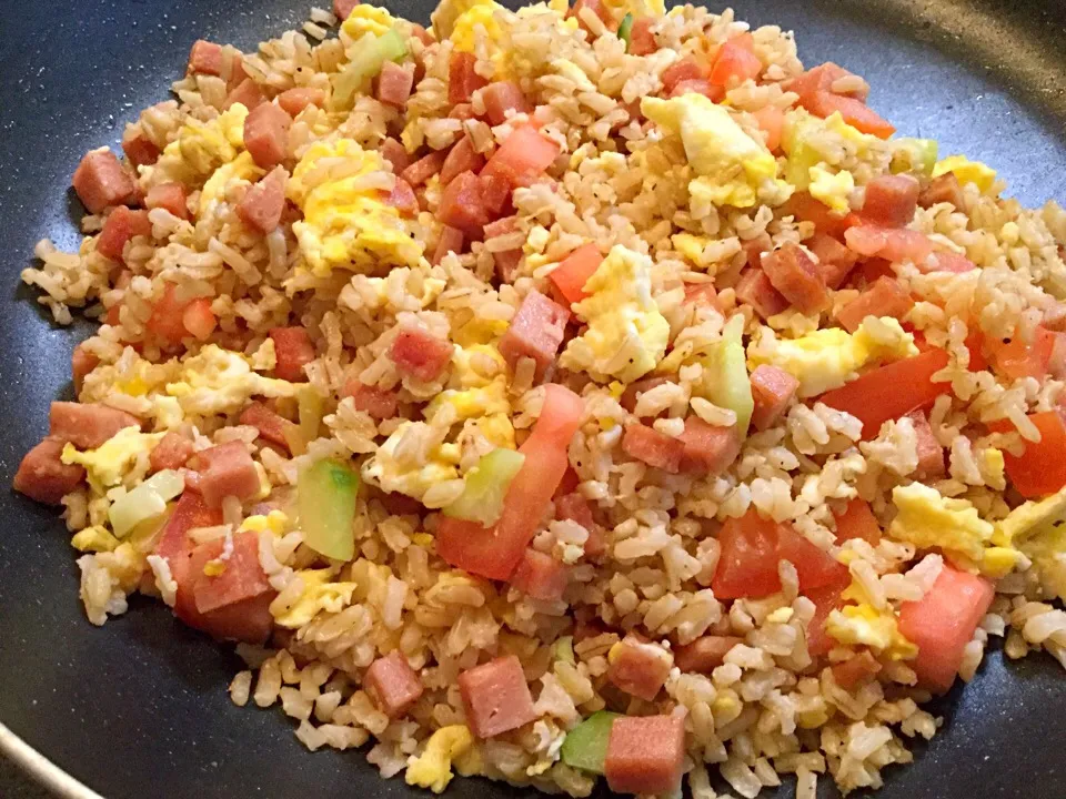 Spam fried w/ brown rice.. again. Lol fresh vegetables. #Cucumber #tomatoes  #BrownRice #Spam|lynさん