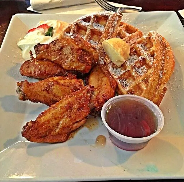 Snapdishの料理写真:（´-`）.｡oO（Brunch Time ⭐Chicken & Waffles)
 #Breakfast/Brunch #Chicken #Donut/Pancake ⭐|Alisha GodsglamGirl Matthewsさん