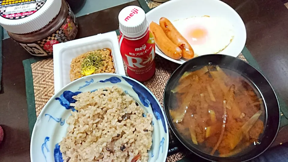 ウインナーソーセージと目玉焼き&納豆&大根の味噌汁|まぐろさん