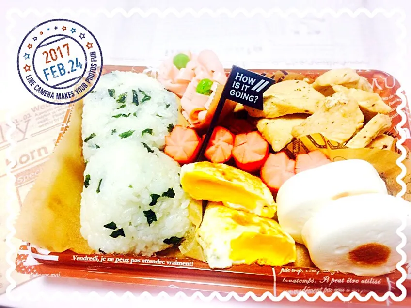 Snapdishの料理写真:ワカメご飯オニギリ ペッパーチキチキ
お弁当♪|ともさん