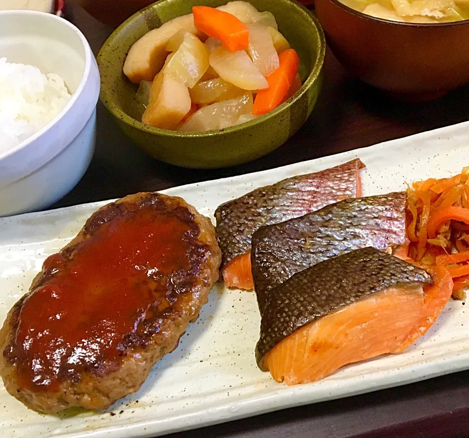 朝ごはん  ハンバーグ 焼き鮭 ツナ人参 大根と竹輪の煮物 白菜の味噌汁|ぽんたさん