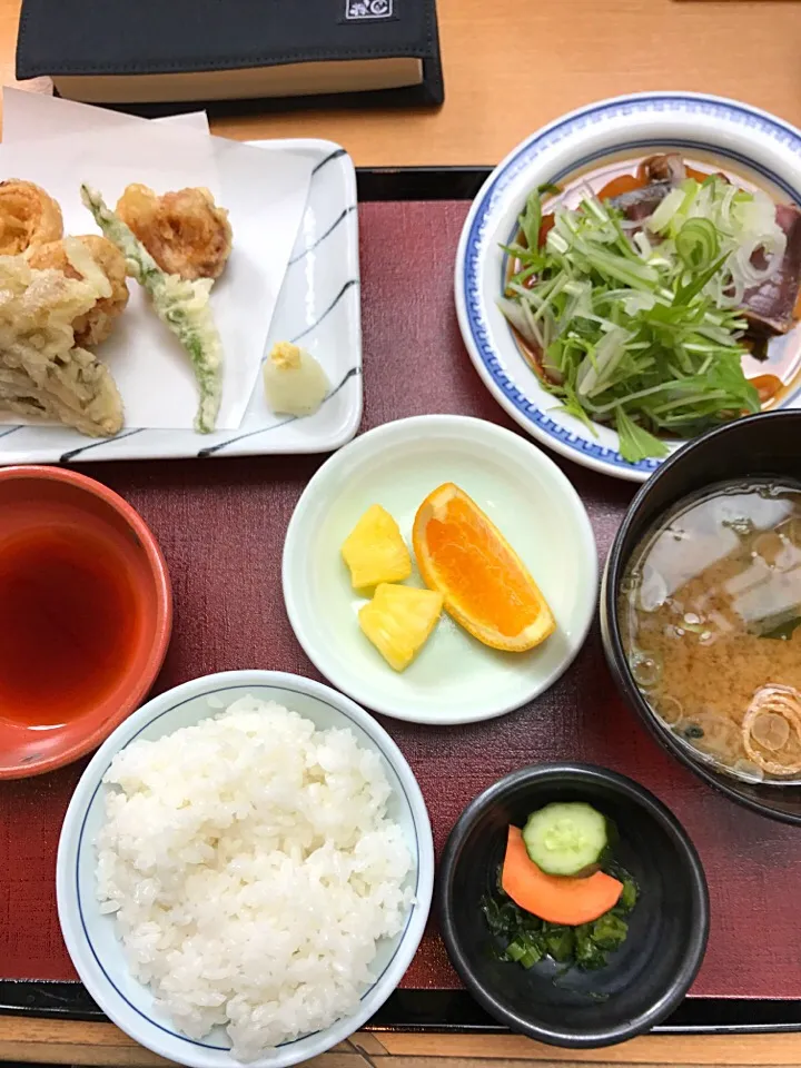 烏賊と舞茸天ぷら/かつおタタキ香味野菜/味噌汁|山内博之さん