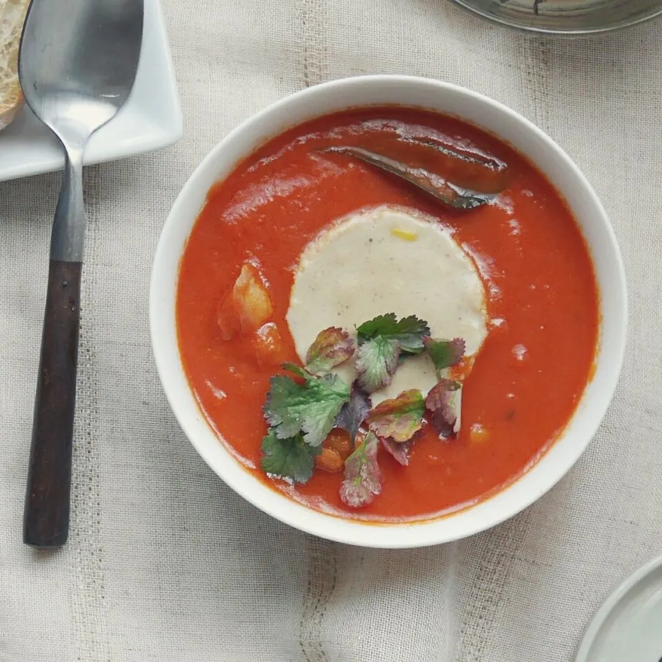 赤いのがトマトカレー、真ん中の白いのが豆乳クリームカレー、混ぜて食べると美味しい〜(>ω<)|まちまちこさん