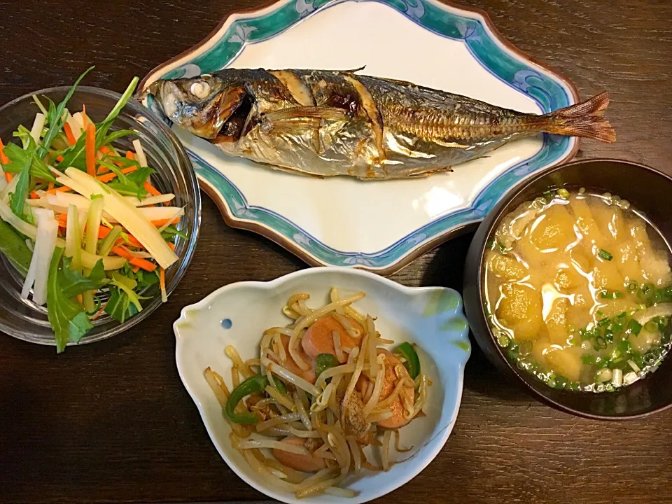 アジの塩焼き
油揚げの味噌汁
魚肉ソーセージともやしの炒め物
サラダ|カドラさん