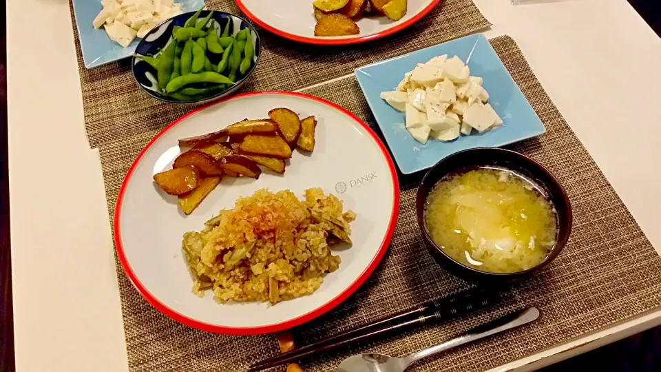 Snapdishの料理写真:今日の夕食　ツナとごぼうの炊き込みご飯、さつまいもの甘辛炒め、かぶのサラダ、落とし卵の味噌汁、枝豆|pinknari🐰🌈さん