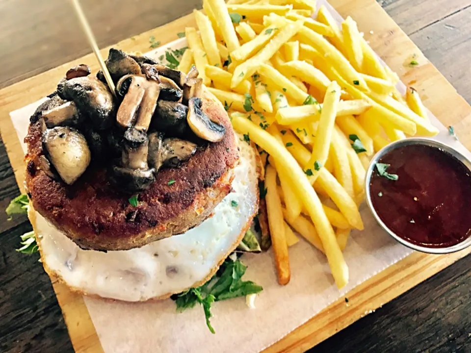 #Chickpeaburger #mushrooms #egg #feta #tomato #greens #bunless #fries @labottega|Sergio Lacuevaさん