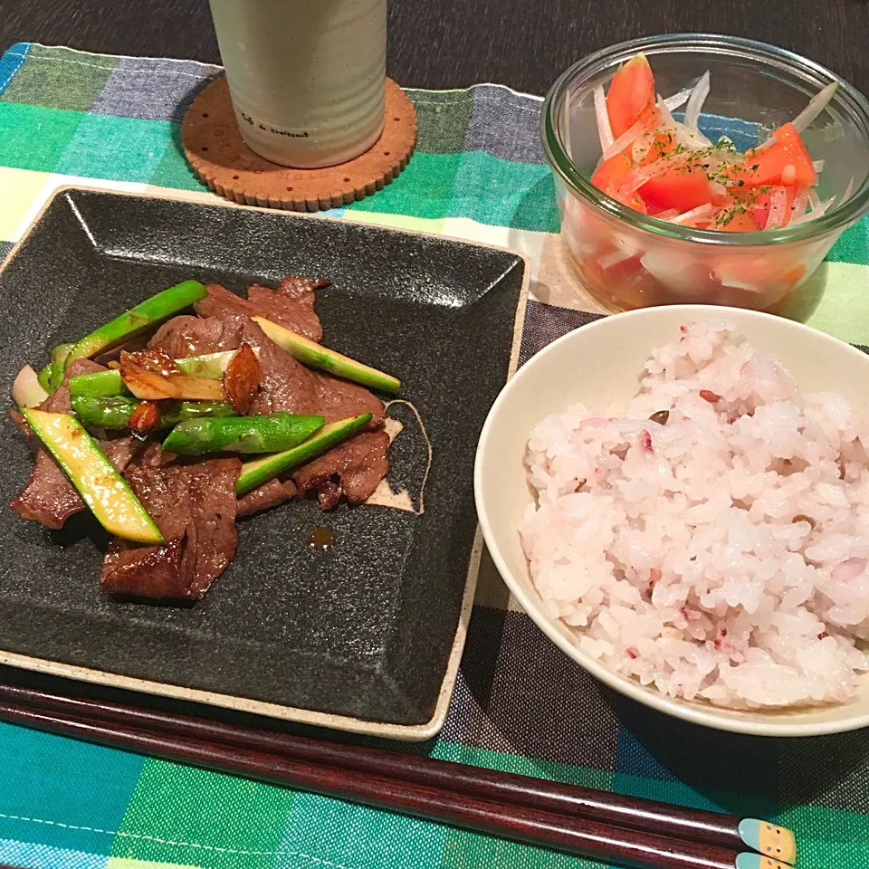 牛肉とアスパラガスの醤油炒め、トマトと玉ねぎのマリネ|かぴこさん