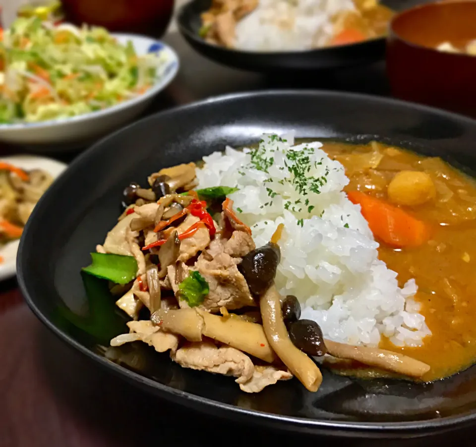 晩ごはん  本日はカレーの日。カレー&豚肉ときのこのオイスターソース炒めのあい盛り🍛|砂雪さん