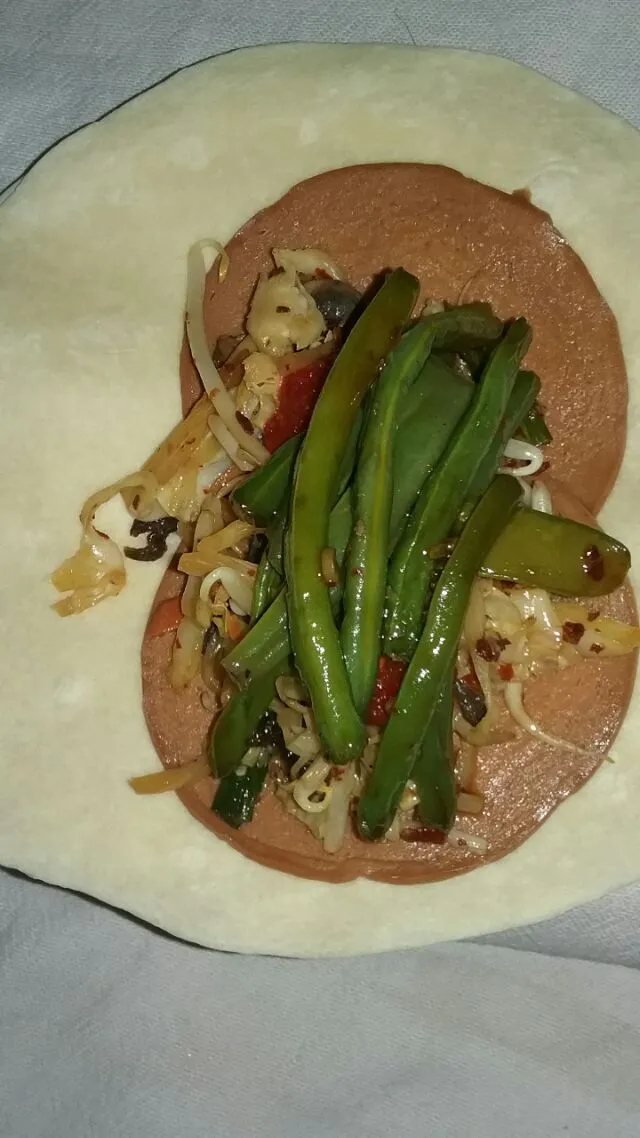 moo shu wrap with veggie moo shu, garlic string beans,  meatless bologna,  chili paste, and lime.|Polly Gelfusoさん